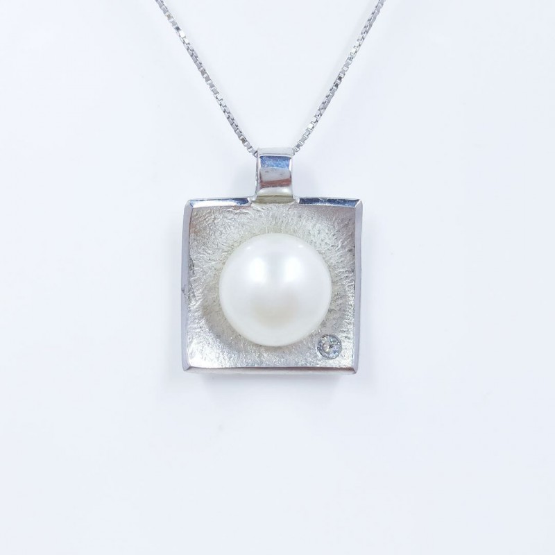 Colgante oro blanco 18kts con perla y diamante 0.02 cts 2310BB