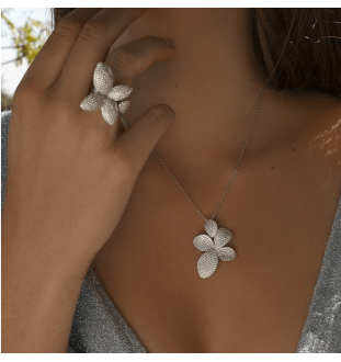 Collaret per nuvia en plata...